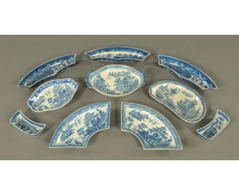 A 19th century Davenport shaped dish.  Length 28 cm, together with seven pieces of Spode, a shaped willow pattern dish and a 