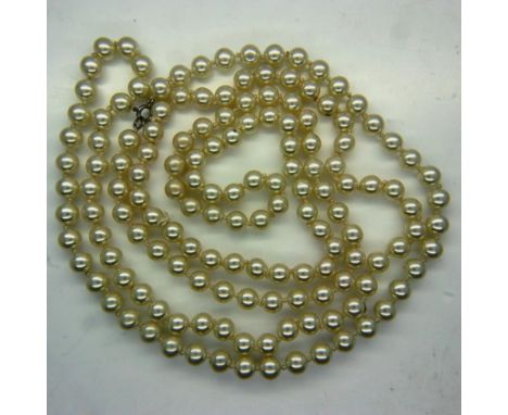 An opera-length necklace of cultured pearls, open L: 135 cm. UK P&amp;P Group 0 (£6+VAT for the first lot and £1+VAT for subs