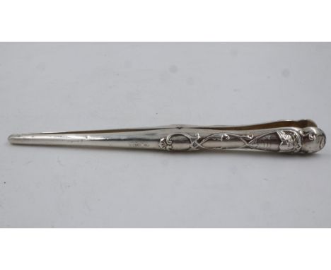 A pair of sprung hallmarked silver glove stretchers, the grips decorated in the Reynolds Angels pattern, L: 22 cm, 75g. UK P&