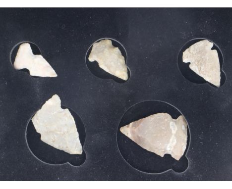 Neolithic arrow and spear heads (5). UK P&amp;P Group 1 (£16+VAT for the first lot and £2+VAT for subsequent lots) 