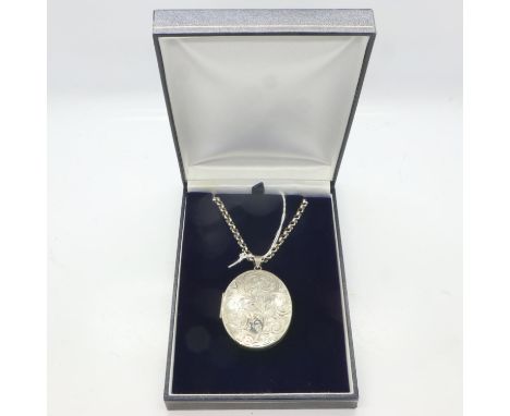 Silver belcher link neck chain, with large oval locket. UK P&amp;P Group 0 (£6+VAT for the first lot and £1+VAT for subsequen