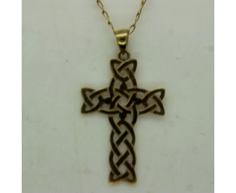 9ct gold Celtic design cross pendant necklace, 2.1g. UK P&amp;P Group 0 (£6+VAT for the first lot and £1+VAT for subsequent l