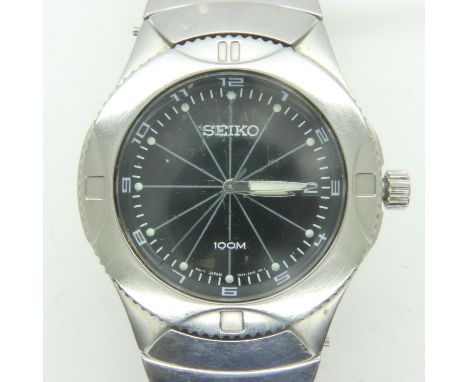 SEIKO: 100m gents steel cased sports wristwatch, black dial on a steel bracelet, working at lotting. UK P&amp;P Group 1 (£16+