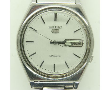 SEIKO 5: steel cased gents wristwatch on a steel bracelet, white dial with date aperture and baton chapters, working at lotti
