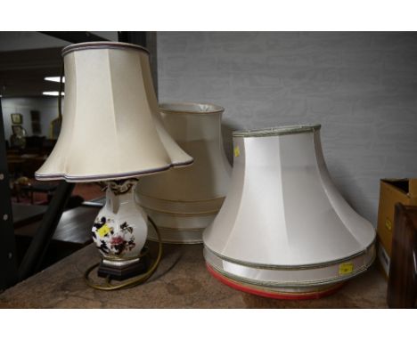 Masons Mandalay lamp and shade and four spare shades 