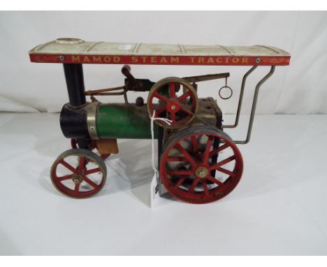 A Mamod steam tractor, unboxed Est £20 - £40