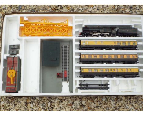 Model Railways - a Lima OO gauge train set comprising 4-6-0 locomotive King George V, op No. 6000 with tender, three passenge