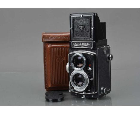 A Rolleicord V TLR Camera, serial no 1515565, shutter sluggish in slow speeds, body G-VG, light paint scratch to base edge, w