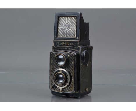 An Art Deco Rolleicord I TLR Camera, serial no 2882168, shutter sluggish in slow speeds, body G, some brassing, paint wear & 