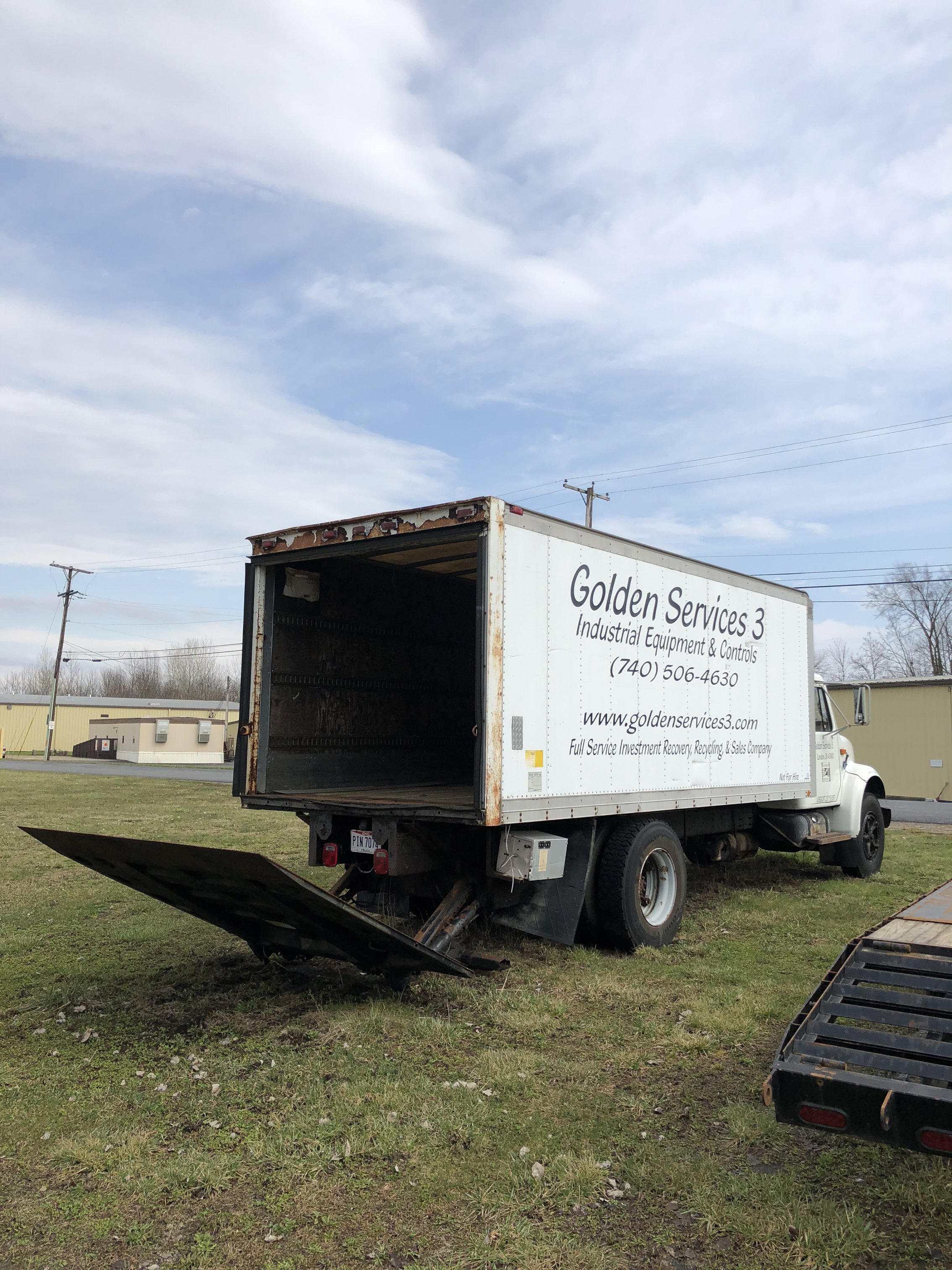 INTERNATIONAL BOX TRUCK W/ LIFT GATE (9543 HOURS)