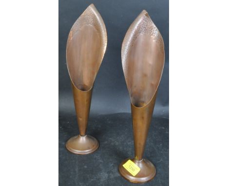 Richard Mead - A pair of vintage copper 20th Century c 1960s stem vases. Having a tapering nouveau tulip style on a circular 