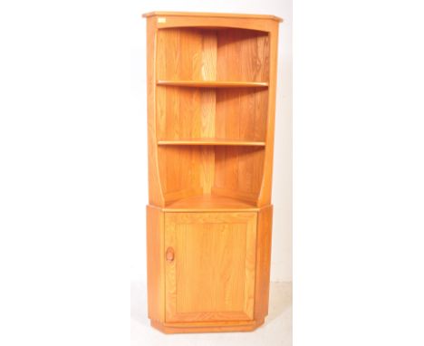 Ercol - Windsor - A vintage retro mid 20th century Ercol blonde elm corner cabinet unit. The unit having three shelves over a