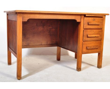 A retro vintage mid 20th Century golden oak wood single pedestal desk. Of rectangular form with a sectional wood top, bank of