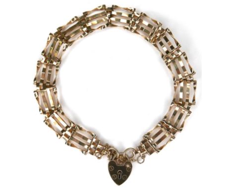 A 9ct gold gate link bracelet, 17cm long, 5.2g. 