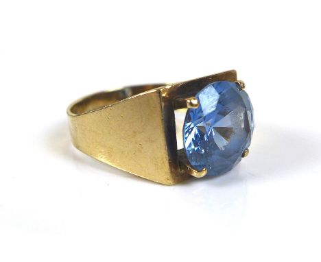 A 9ct gold topaz style stone ring, size M, 4.8g. 