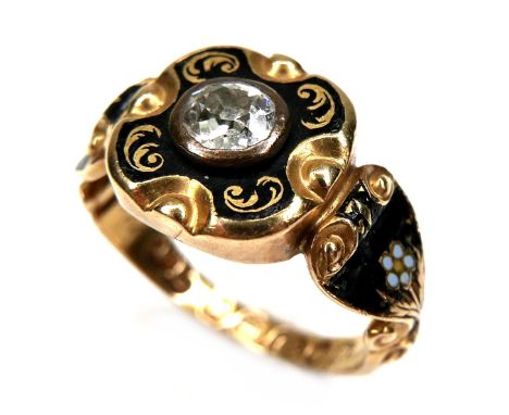 An early Victorian 18ct yellow gold mourning ring, set centrally with a round brilliant cut diamond, approximately 0.4ct, 4.6