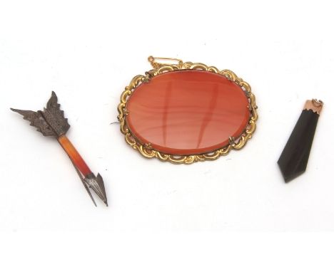 Mixed Lot: large Victorian agate and gilt metal brooch, 65 x 50mm, a Scottish arrow brooch, a cylindrical faceted bar with wh
