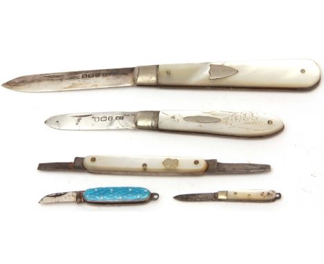 Mixed Lot: two various mother of pearl handled and silver bladed folding fruit knives, together with two further steel bladed