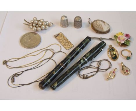 Mixed Lot: to include hallmarked silver ingot, silver thimble, Chester hallmarked, makers mark Charles Horner, swan, leverles