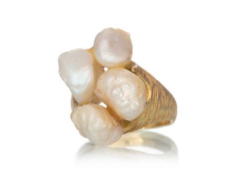 BAROQUE PEARL DRESS RING, the shank with textured detailing, with indistinct stamped marks, size KQty: 8.7g