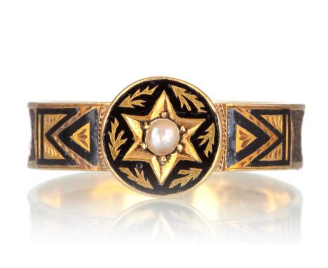 VICTORIAN HAIRWORK MOURNING RING, set with central seed pearl and with black enamel decoration, in fifteen carat gold, size R