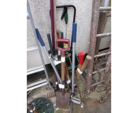 SCOTTS LAWN SPREADER AND A QUANTITY OF GARDEN HAND TOOLS