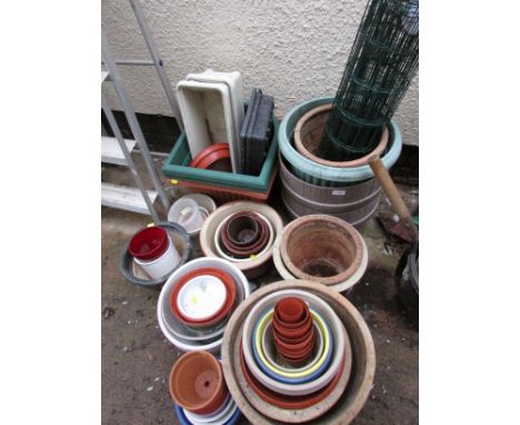 CERAMIC AND PLASTIC GARDEN POTS AND A ROLL OF PLASTIC TRELLIS