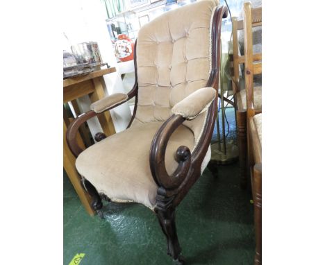 A VICTORIAN MAHOGANY FRAMED ARMCHAIR ON CASTERS WITH BUTTON BACK PALE BROWN UPHOLSTERY. (AF)