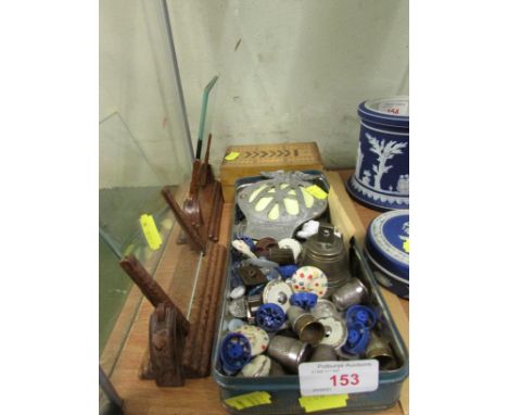 INLAID WOODEN CRIBBAGE BOARD, TWO ART DECO STYLE BAKELITE PHOTO FRAMES AND A VINTAGE TIN WITH CONTENTS OF BUTTONS, BELL AND A