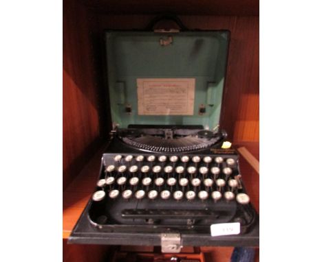 VINTAGE REMINGTON PORTABLE TYPEWRITER.