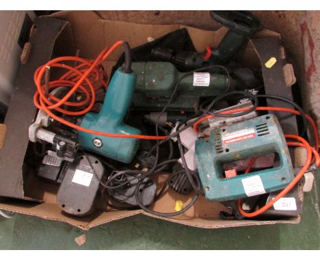 BOX OF ELECTRIC HAND TOOLS INCLUDING SANDERS, DRILLS AND OTHER ITEMS. (AF)
