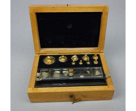SCHATULLE MIT GEWICHTEN FÜR FEINWAAGEN / CASE OF SCALE WEIGHTS, wohl 1.H. 20. Jh., Holzschatulle mit Samteinlage. Darin Fäche