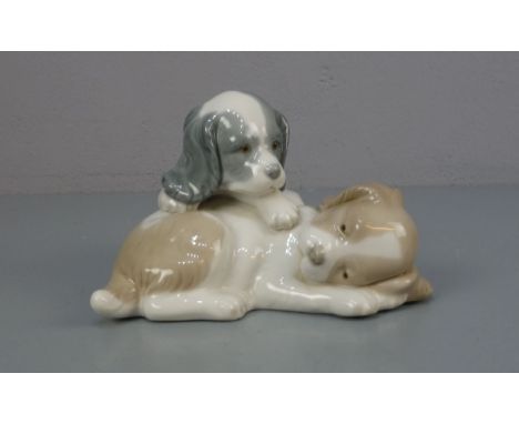 FIGURENGRUPPE: "Spielende Welpen" / porcelain figure: "playing puppies", Porzellan, Manufaktur Nao, Valencia / Spanien, Marke