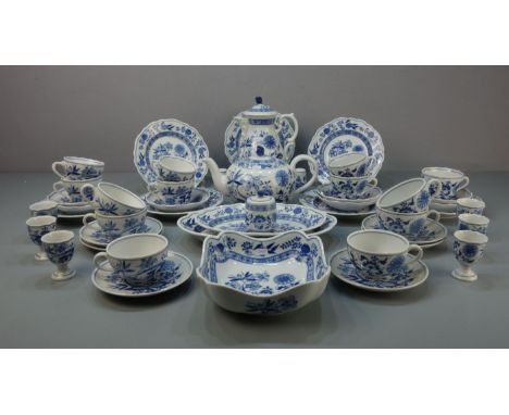 KAFFEE -, TEE - UND FRÜHSTÜCKS - SERVICE / coffee or tea set, Porzellan, Manufaktur Hutschenreuther, Selb, Marke seit 1969. G