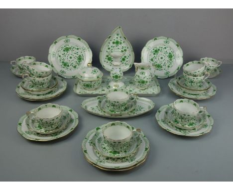 KAFFEE - ODER TEE - SERVICE / coffee or tea set, Porzellan, Manufaktur Lindner in Küps / Bayern, geschweifte Form "Marie-Luis