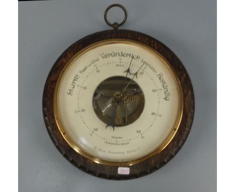 BAROMETER im runden Eichengehäuse, Manufaktur H. Ahrens, Braunschweig, 1. Hälfte 20. Jh.; elfenbeinfarben lackierter Skala-Ri