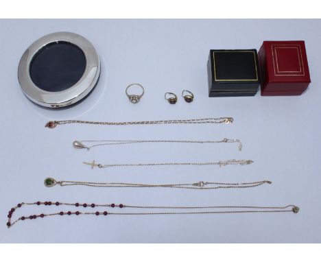 A selection of 9ct gold jewellery items including a necklace with bead decoration, a crucifix and chain, an opal cluster ring