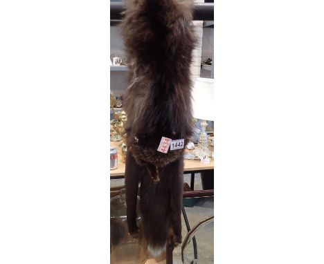 Fox stole with claws and glass eyes. P&amp;P Group 2 (£18+VAT for the first lot and £3+VAT for subsequent lots) 