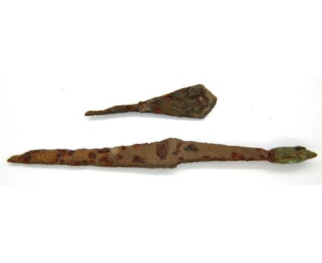 Two Iron Age Viking arrowheads to include a leafhead. P&amp;P Group 1 (£14+VAT for the first lot and £1+VAT for subsequent lo