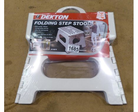 New and unused Dekton folding step stool, maximum load 150kg. P&amp;P Group 1 (£14+VAT for the first lot and £1+VAT for subse