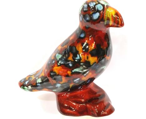 Anita Harris puffin, signed in gold, H: 14 cm. No cracks, chips or visible restoration. P&amp;P Group 1 (£14+VAT for the firs