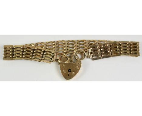9ct gold gate bracelet with padlock clasp hallmarked approx 16gm   Condition Report   Click here for further images, conditio