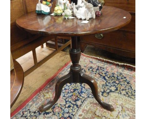 Late 17th/early 18th century mahogany circular tilt-top table raised on turned pedestal and tripod supports, 72cm diameter 