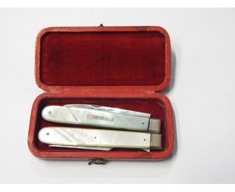 William IV silver folding fruit knife and fork set with reeded mother-of-pearl handles, Sheffield 1831, by Aaron Hadfield, in