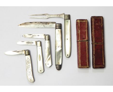 Georgian silver folding fruit knife with engraved mother-of-pearl handle (crack to handle), in fitted tooled red leather case