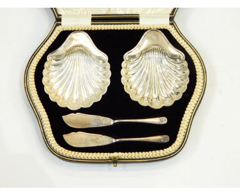 Pair of silver butter shells and knives, Sheffield 1905, in fitted case 