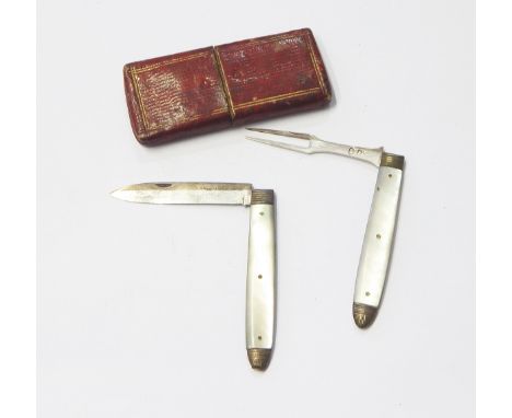 Georgian folding silver fruit knife and fork set with mother-of-pearl handles, in tooled red leather case 