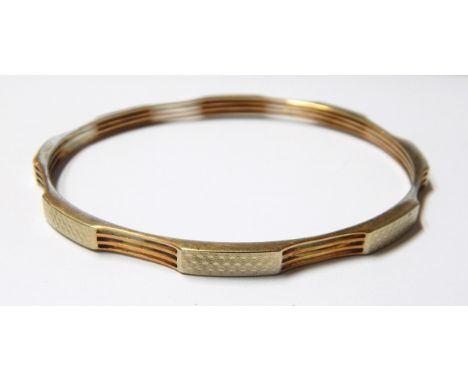 9ct gold bangle of alternating engine-turned panels and bar design, 19g approx. 