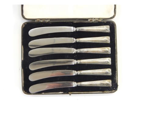 Set of six silver-handled tea knives in fitted case 