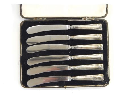 Set of six silver-handled tea knives in fitted case 